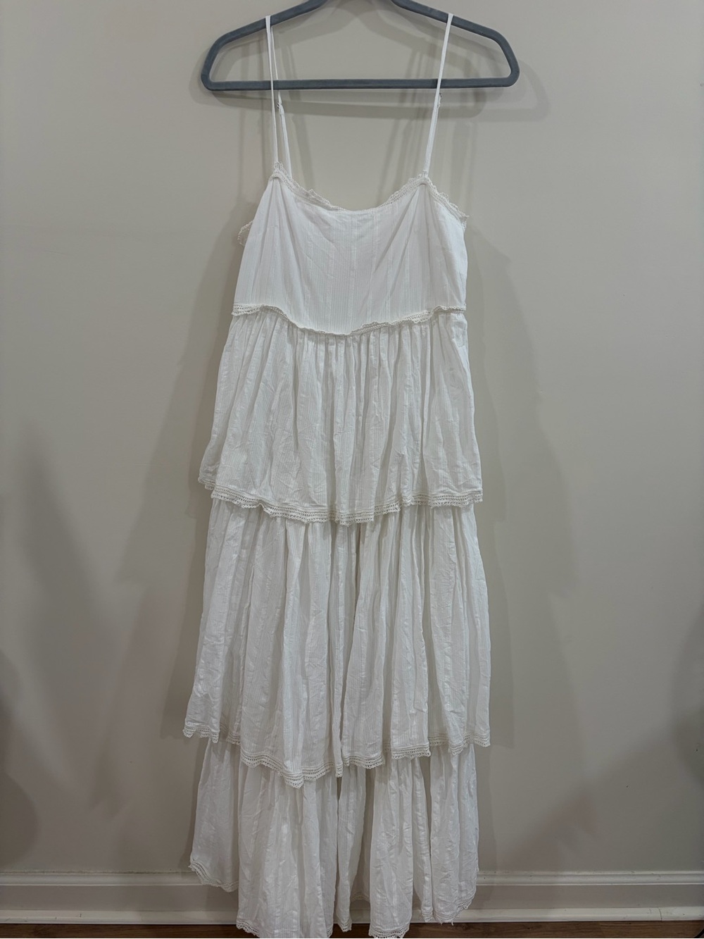 Women’s White Tiered Spaghetti-Strap Maxi Dress
